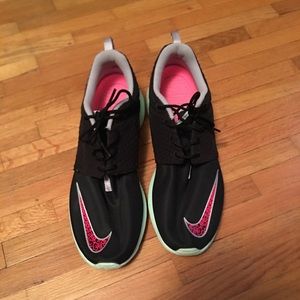 Kanye West Limited edition Nike rosche runs